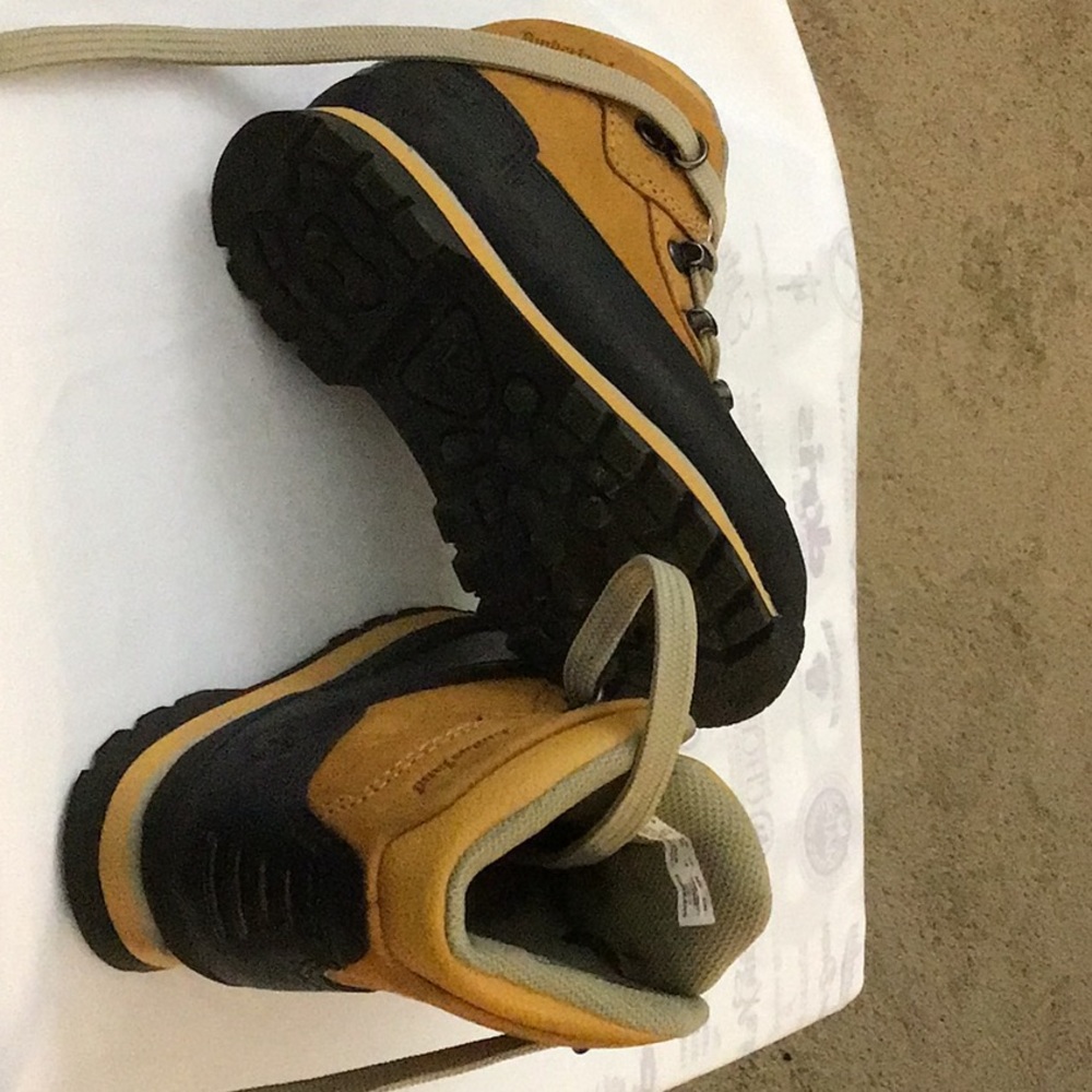 Size 9 Used Timberland Boots - Picture 2 of 4